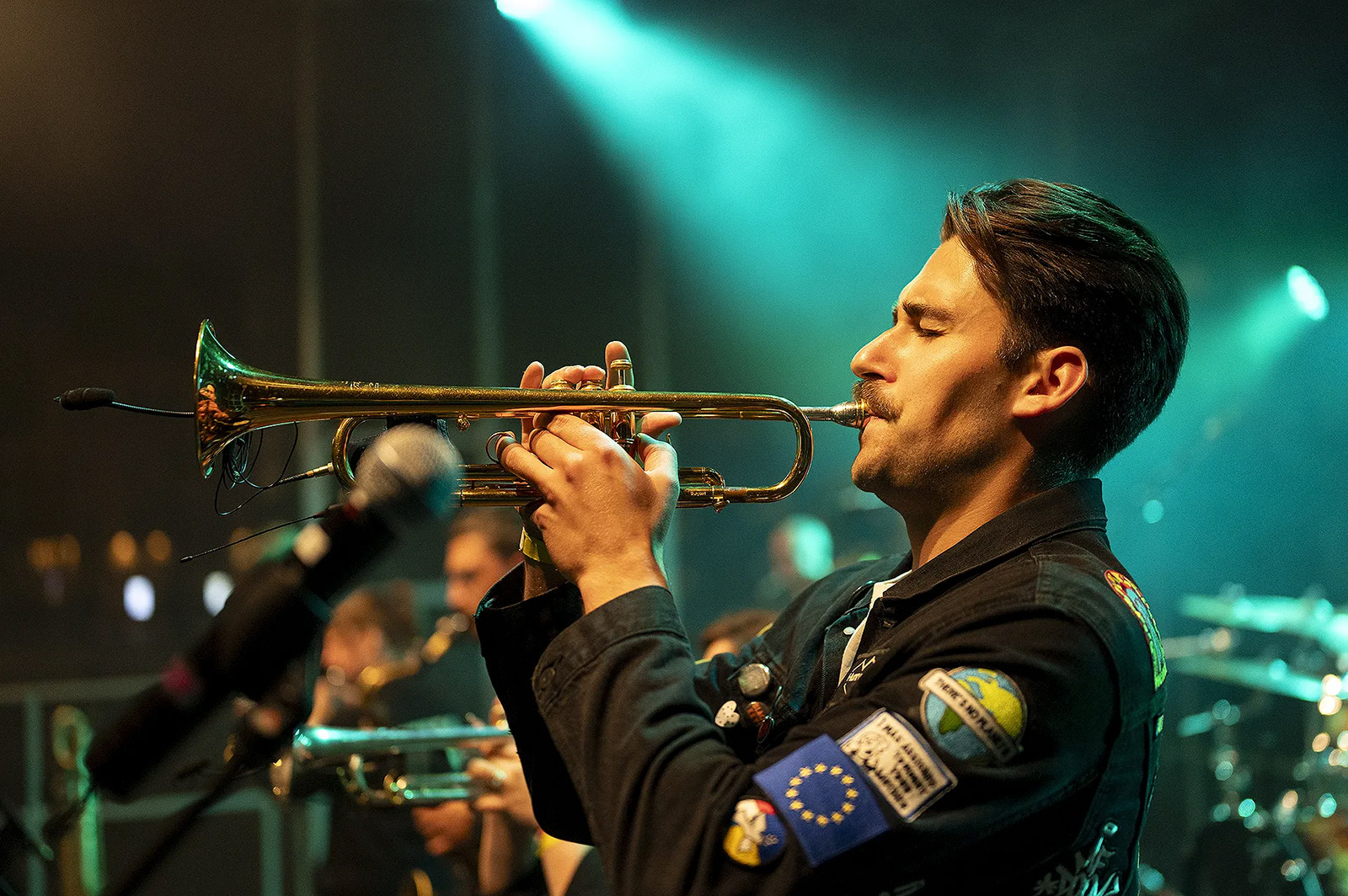 Museker vun Hunneg-Strëpp op der Bün am Bistro Beim Renert bei der Fête de la Musique an der Stad Lëtzebuerg