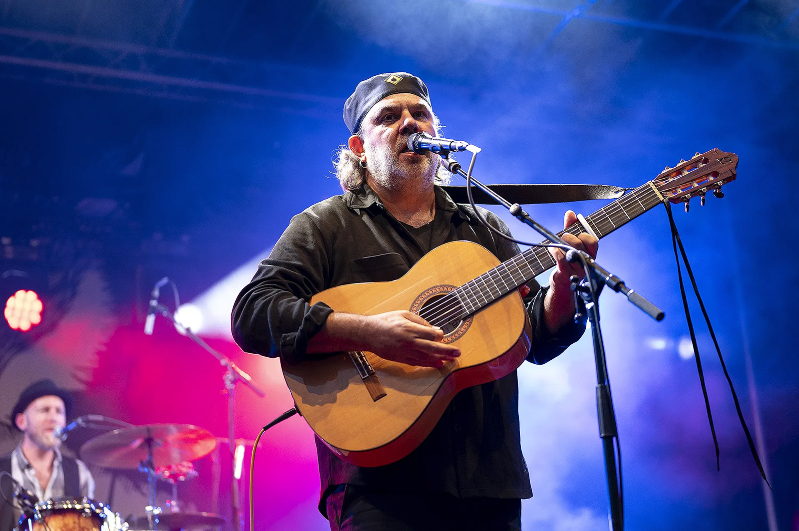 Live-Optrëtt vum Museker Serge Tonnar bei der Fête de la Musique am Bistro Beim Renert an der Stad Lëtzebuerg