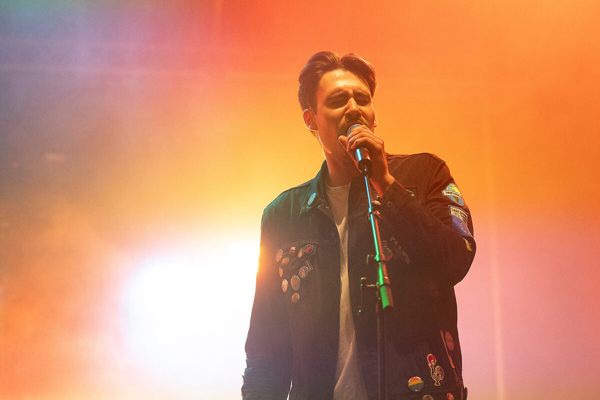 Singer of Hunneg-Strëpp live on stage, event photography for organisers by Am Fokus Luxembourg