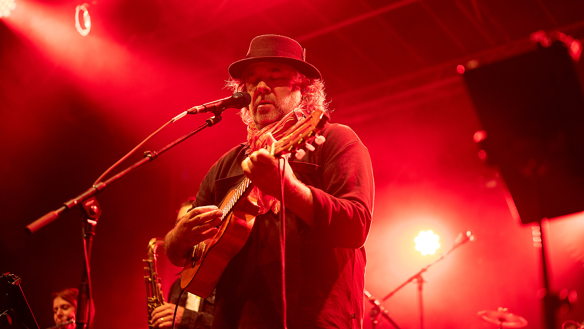 Serge Tonnar performing live on stage, municipality event photography by Am Fokus Luxembourg